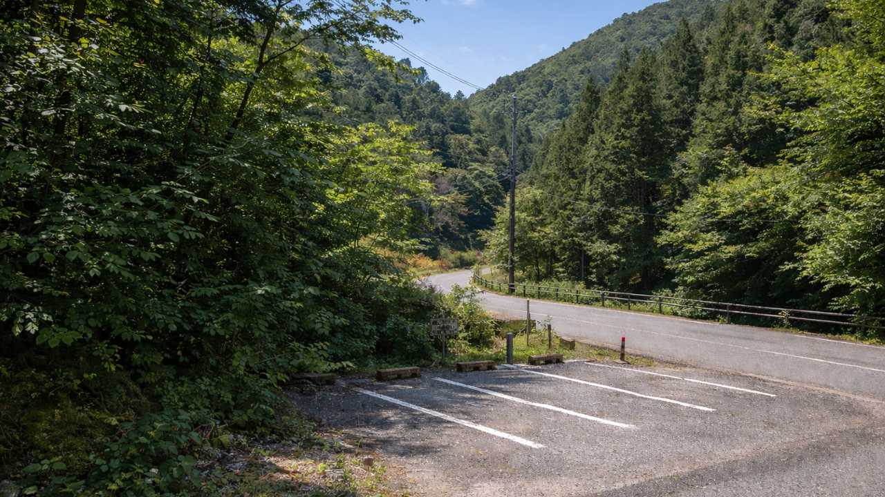 日本の里山の道路脇にある小さな駐車スペース