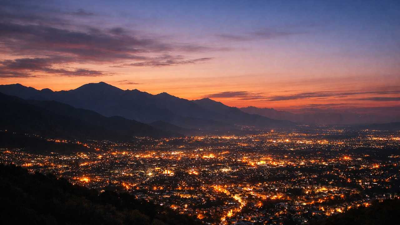 夕暮れの山の稜線と街の灯りが広がる夜景
