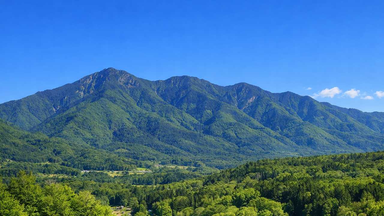 霊峰「位山」の稜線がはっきり見える遠景