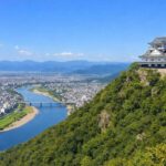 岐阜市の金華山と岐阜城、長良川を見下ろす構図
