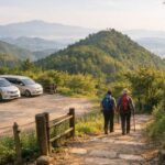 納古山の登山をテーマにしたブログ用アイキャッチ、岐阜の低山らしい自然な山並み、朝のやわらかい光、駐車場から安心して登山へ向かう雰囲気が伝わる構図