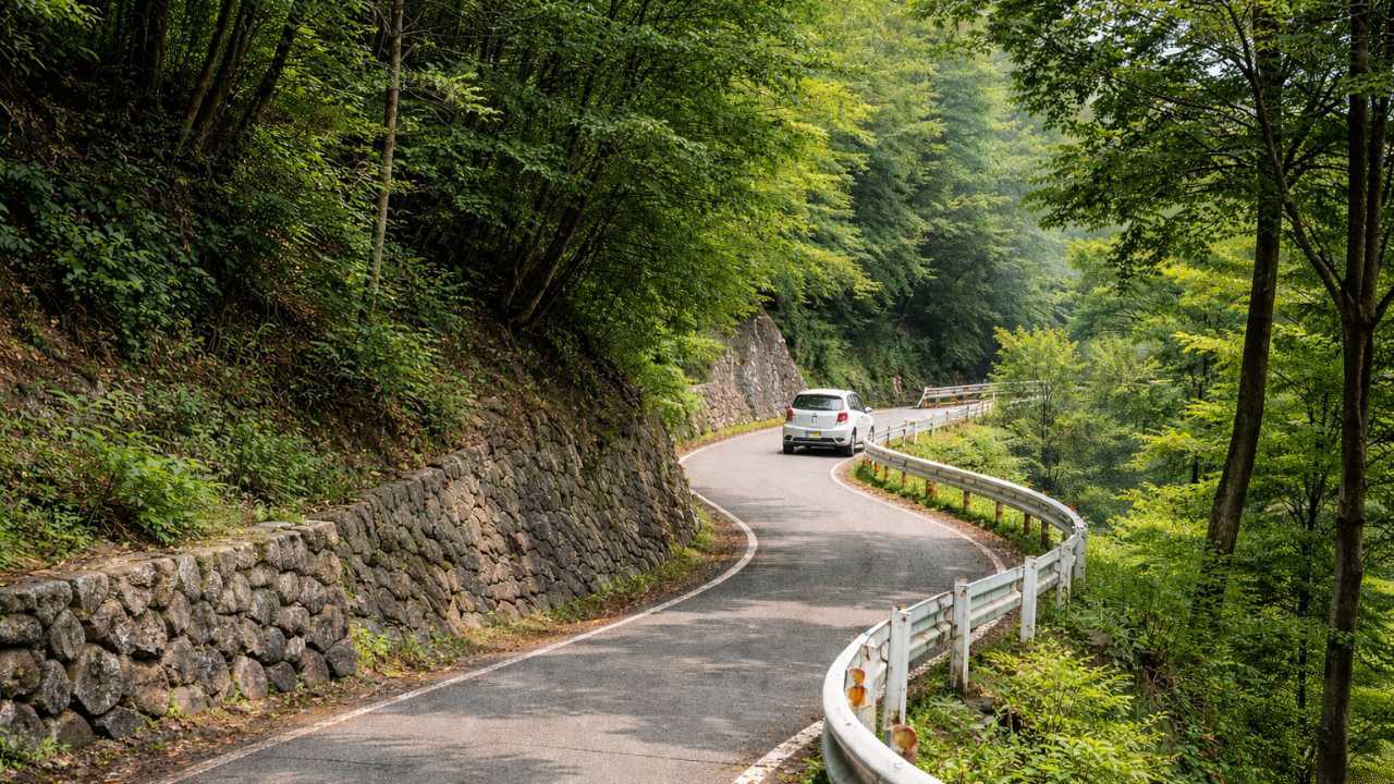 郡上八幡城へ続く狭いつづら折りの山道を表現した実写風写真