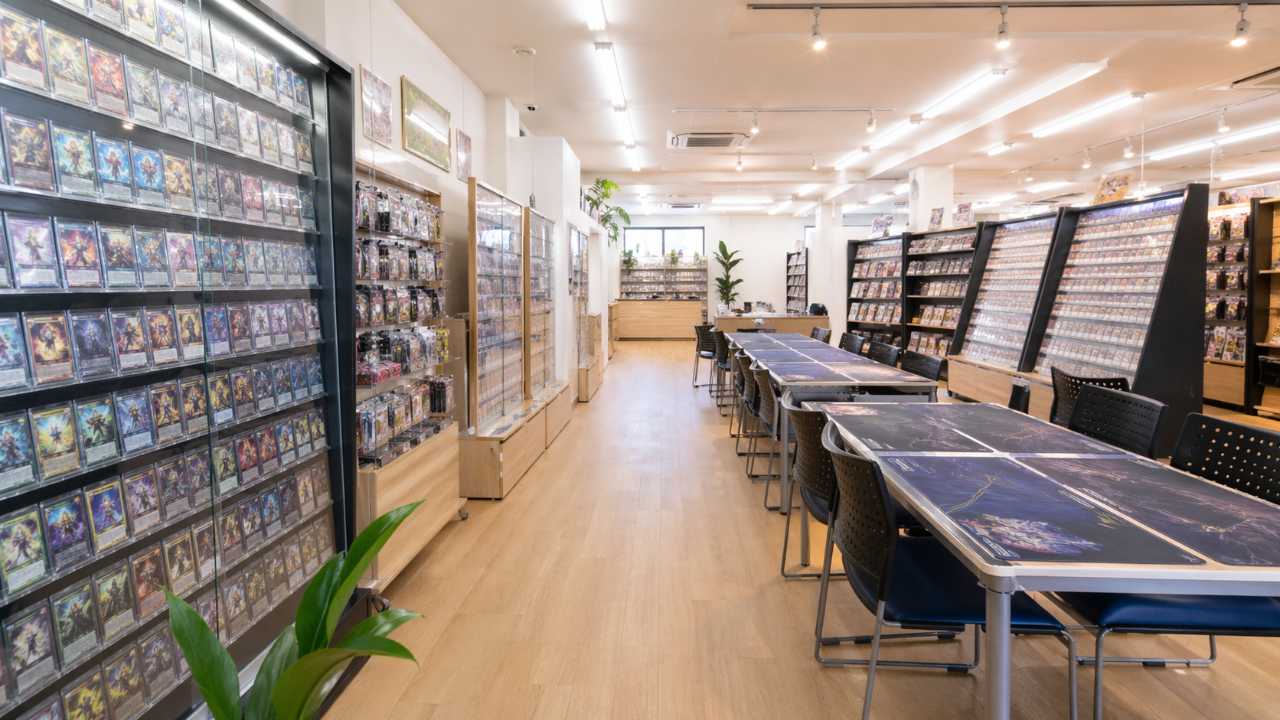 岐阜県のカードショップ探しをテーマにしたブログ用アイキャッチ、清潔感のある日本のトレーディングカードショップ店内