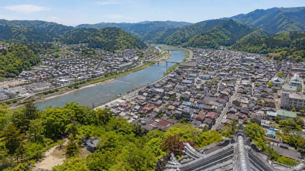 郡上八幡城の最上部から城下町を見下ろすイメージ