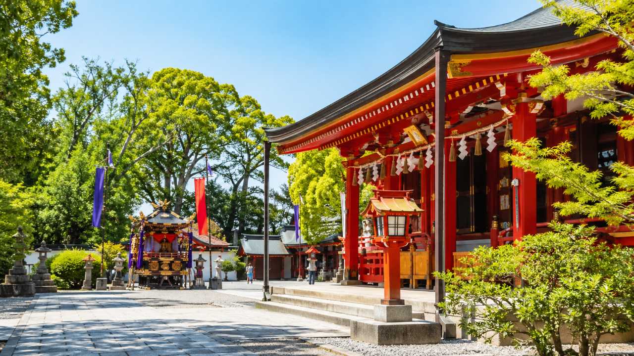 岐阜県垂井町の歴史ある神社、朱塗りの社殿と新緑、初夏の青空、伝統的な例大祭の厳かな雰囲気