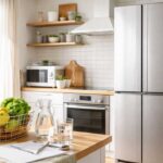 新しい冷蔵庫を自宅に設置した直後の明るいキッチン、買い替えによる快適さと省エネの雰囲気