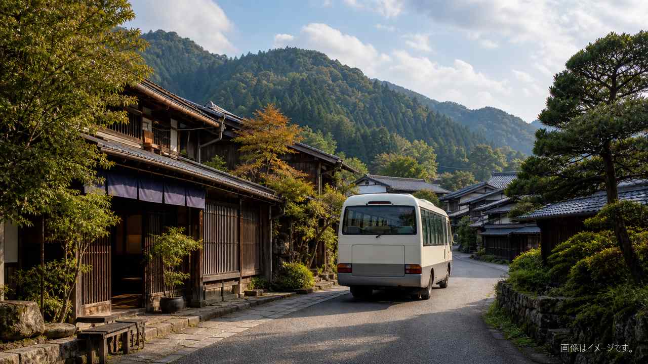 岐阜県瑞浪市の山あいにある中山道の宿場町へ向かう小型バス