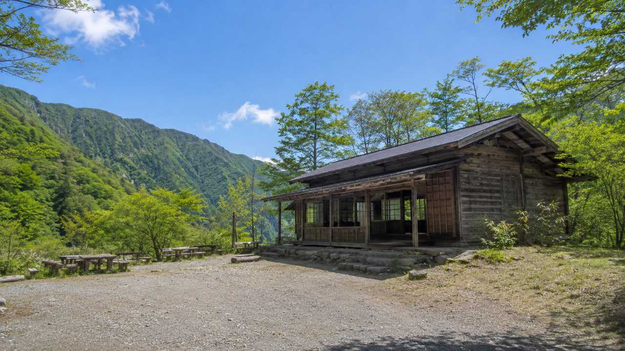 野麦峠のお助け小屋前広場を実写風に描いた観光ブログ用画像