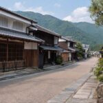 岐阜県御嵩町の中山道伏見宿をイメージした、静かな宿場町の街道風景