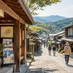 岐阜県の中山道宿場町をイメージした、落ち着いた観光案内所と古い町並み、散策する旅行者