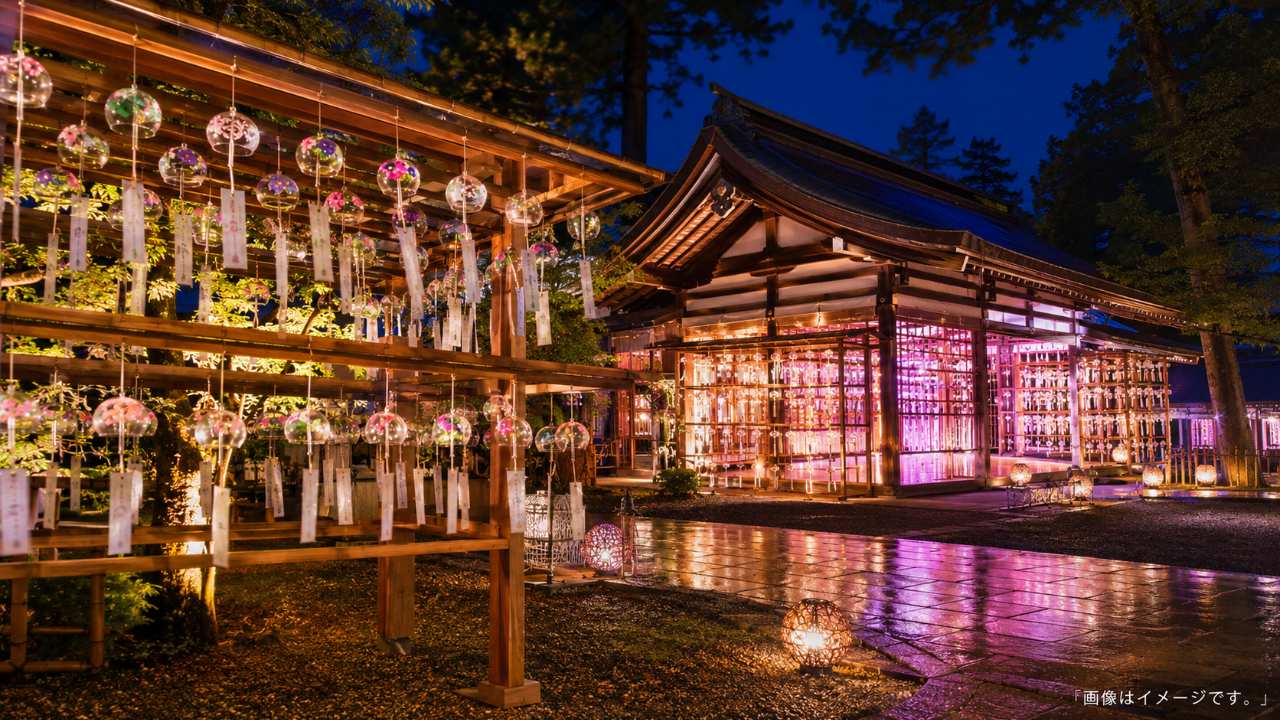 夜の櫻山八幡宮で風鈴がライトアップされ、境内が幻想的に光る実写風写真