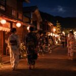 岐阜県恵那市明智町の夏祭り、夜の古い町並みに赤提灯とあんどん
