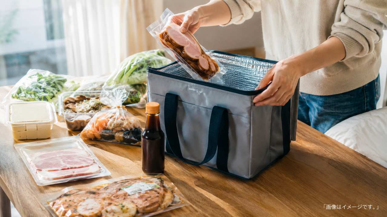 岐阜旅行の帰りに、保冷バッグへスーパーで買ったご当地食品を入れているシーン