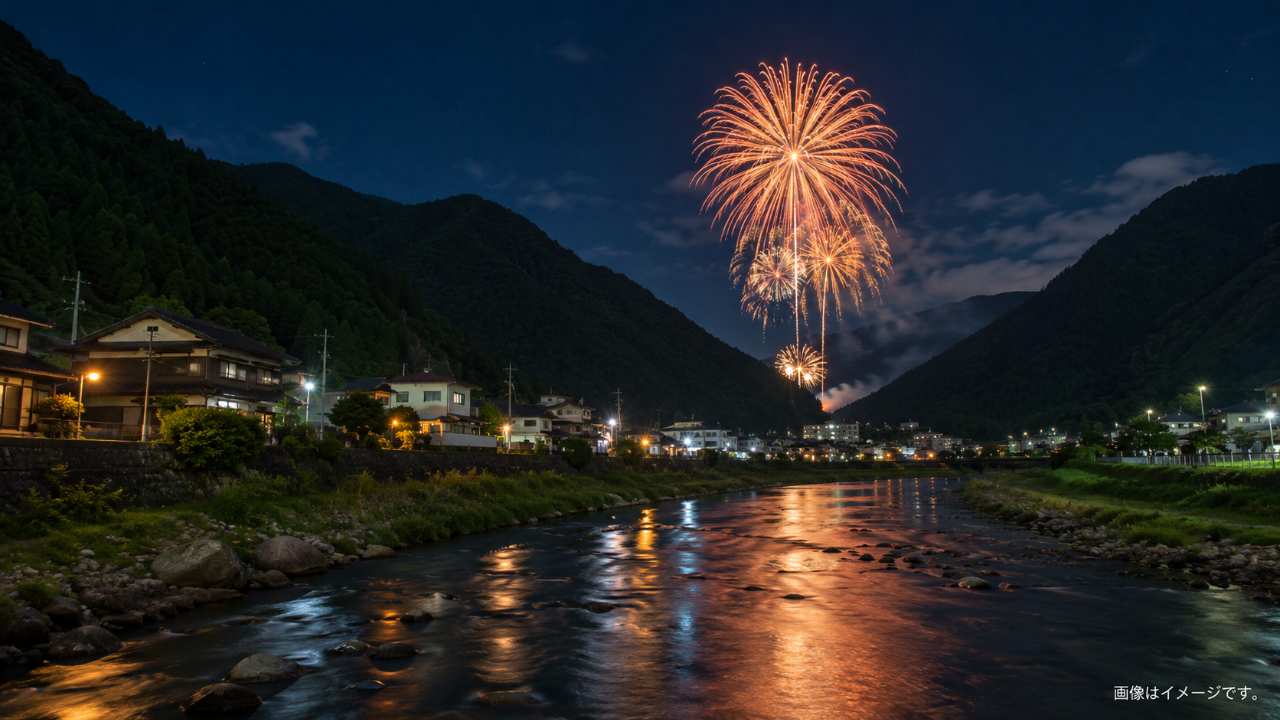 岐阜県郡上市美並町の山あいの夜空に、温かみのある花火が打ち上がるブログ用アイキャッチ画像