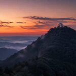 岐阜県の金華山と山頂の岐阜城をイメージしたブログ用アイキャッチ画像。夕暮れの山並み