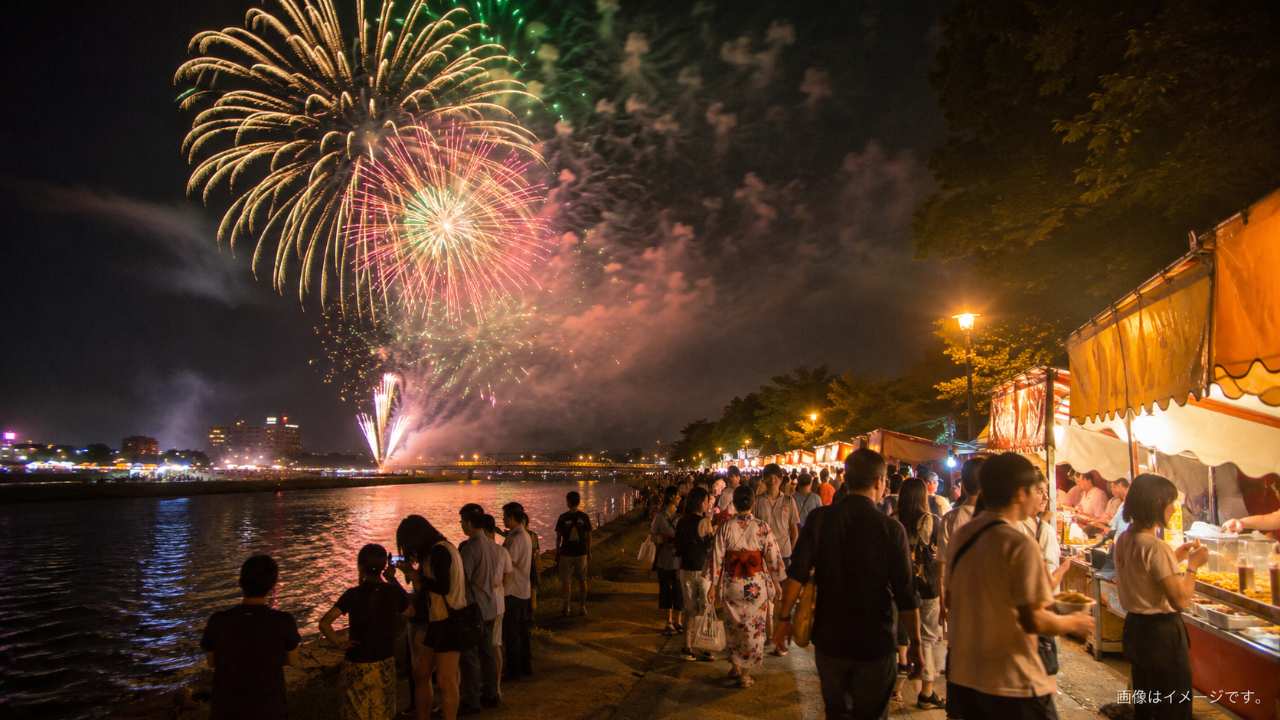 岐阜県大垣市の夏の花火大会をイメージしたブログ用アイキャッチ。夜の揖斐川河畔に大きな花火が広がり、手前に屋台