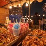 花火大会の屋台で焼きそば、かき氷、からあげが並ぶ夏祭りの実写風写真