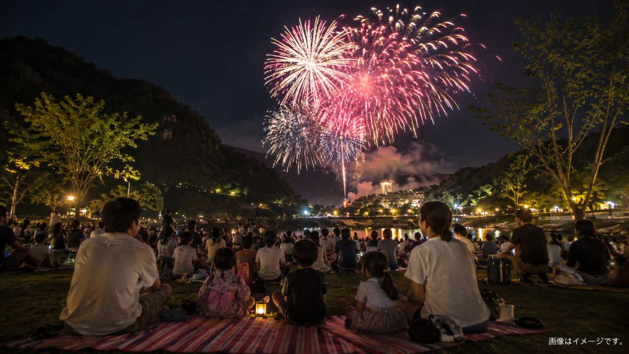 恵那峡公園で家族連れがレジャーシートに座り、夜空の花火を安心して眺めている実写風イメージ
